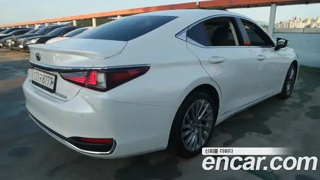 Lexus ES300h 2021 — Photo 16/20