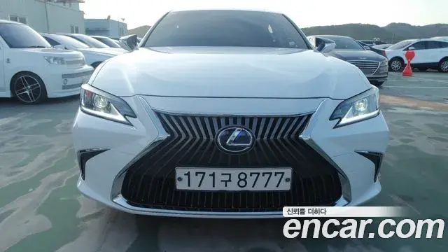 Lexus ES300h 2021 — Photo 15/20