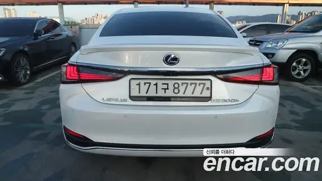 Lexus ES300h 2021 — Photo 18/20