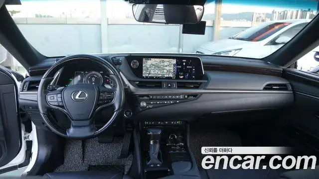 Lexus ES300h 2021 — Photo 13/20