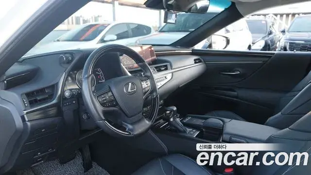 Lexus ES300h 2021 — Photo 4/20