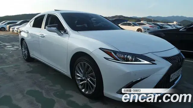Lexus ES300h 2021 — Photo 19/20