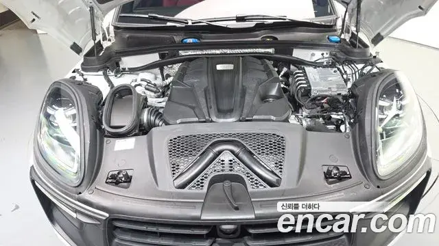 Porsche Macan 2022 — Şəkil 23/30