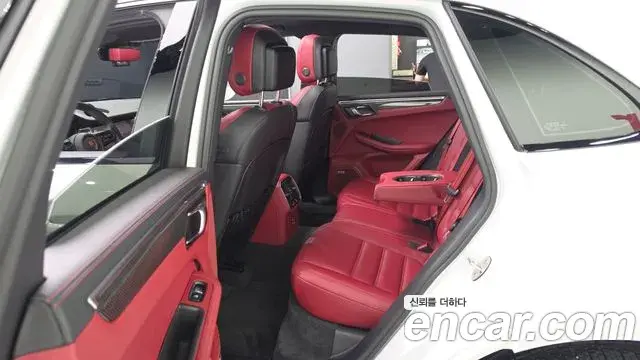Porsche Macan 2022 — Şəkil 17/30