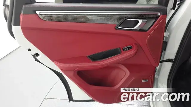 Porsche Macan 2022 — Şəkil 21/30