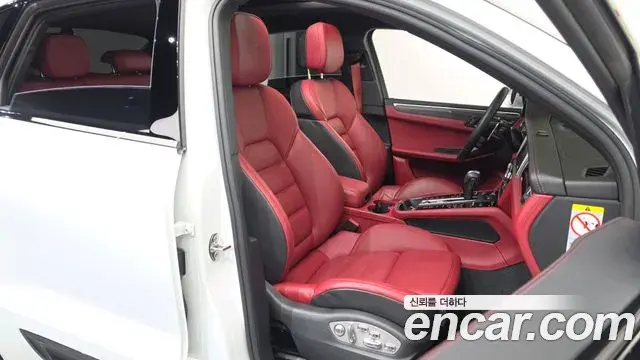 Porsche Macan 2022 — Şəkil 29/30