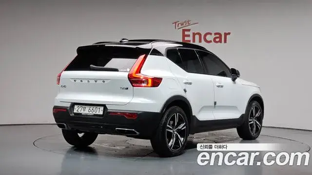 Volvo XC40 2018 — Photo 1/34