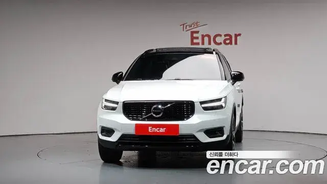 Volvo XC40 2018 — Photo 2/34