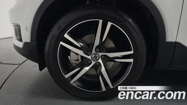 Volvo XC40 2018 — Photo 11/34