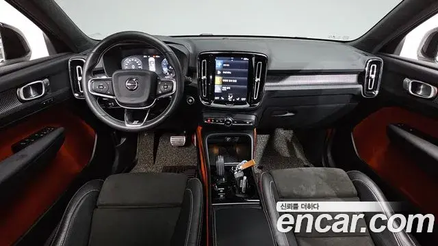 Volvo XC40 2018 — Photo 29/34