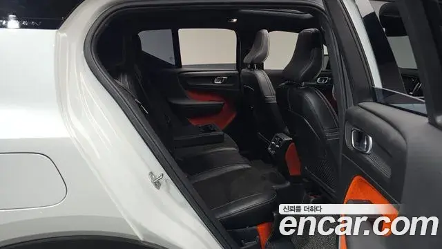 Volvo XC40 2018 — Photo 30/34