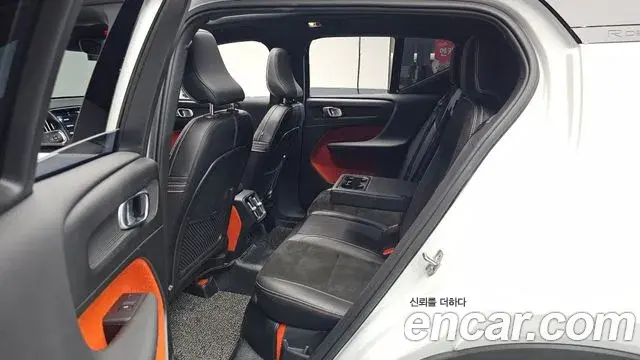 Volvo XC40 2018 — Photo 21/34