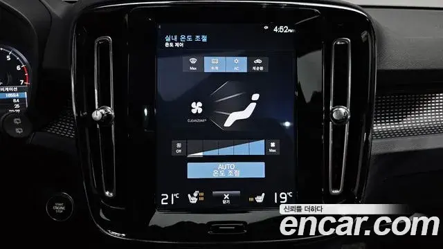 Volvo XC40 2018 — Photo 17/34