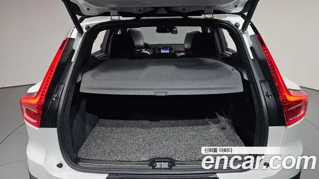 Volvo XC40 2018 — Photo 6/34