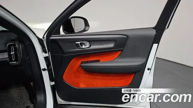 Volvo XC40 2018 — Photo 12/34