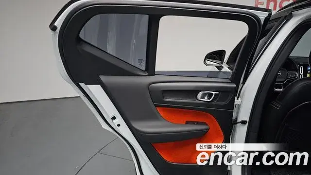 Volvo XC40 2018 — Photo 13/34