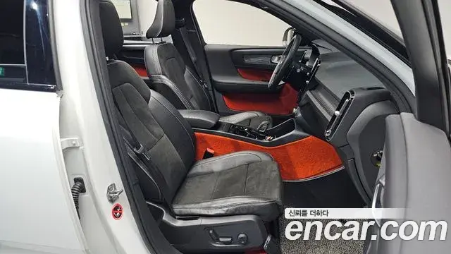 Volvo XC40 2018 — Photo 10/34