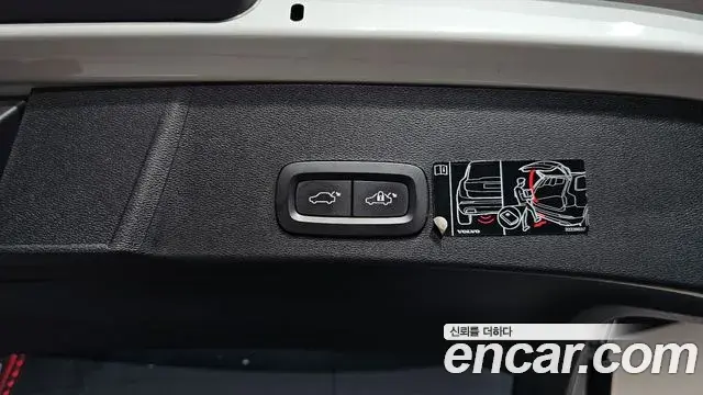 Volvo XC40 2018 — Photo 32/34