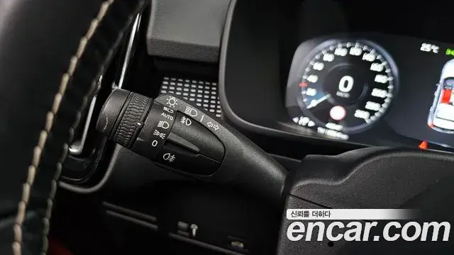 Volvo XC40 2018 — Photo 18/34