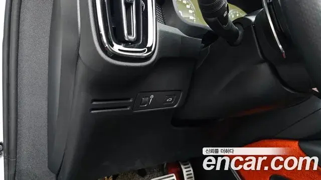 Volvo XC40 2018 — Photo 19/34