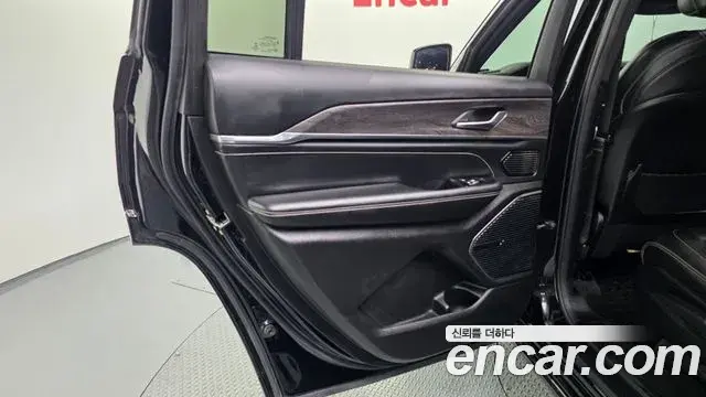 Jeep Grand Cherokee 2021 — Photo 36/38