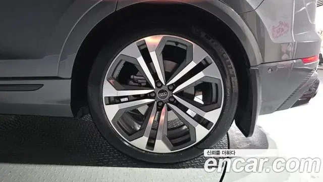 Audi Q8 2023 — ფოტო 27/41