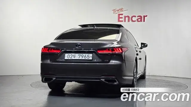 Lexus LS500 2018 — Şəkil 33/36