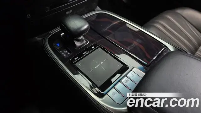 Lexus LS500 2018 — Şəkil 12/36