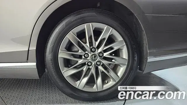 Lexus LS500 2018 — Şəkil 31/36