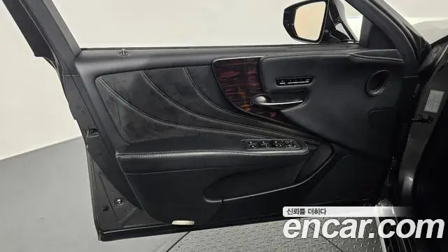 Lexus LS500 2018 — Şəkil 24/36