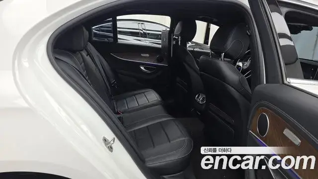 Mercedes-Benz E-Class 2023 — Şəkil 17/20