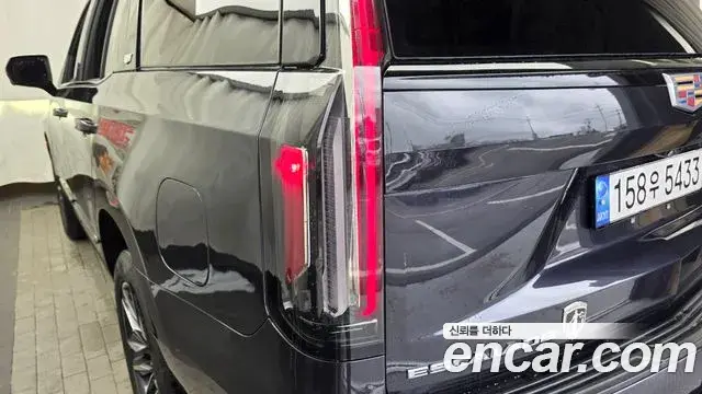 Cadillac Escalade 2022 — ფოტო 20/35