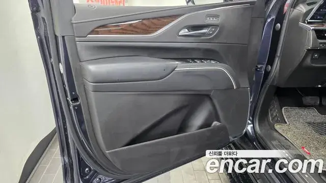 Cadillac Escalade 2022 — ფოტო 22/35