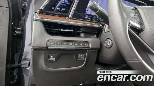 Cadillac Escalade 2022 — ფოტო 13/35