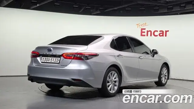 Toyota Camry 2022 — ფოტო 13/20