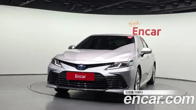 Toyota Camry 2022 — ფოტო 9/20