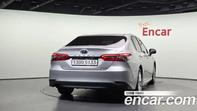 Toyota Camry 2022 — ფოტო 6/20