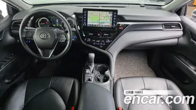 Toyota Camry 2022 — ფოტო 19/20