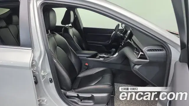 Toyota Camry 2022 — ფოტო 2/20