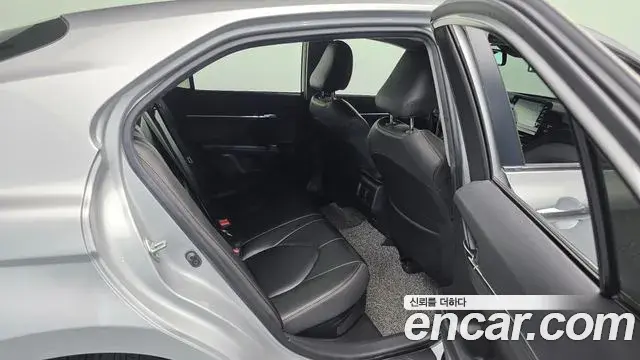Toyota Camry 2022 — ფოტო 7/20