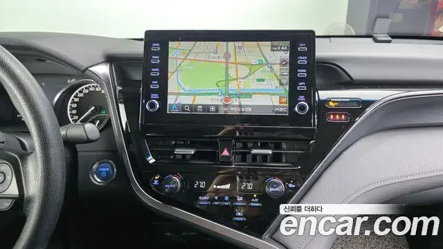 Toyota Camry 2022 — ფოტო 18/20