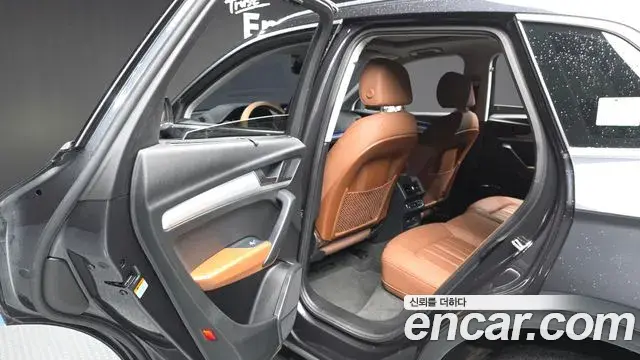 Audi Q5 2021 — ფოტო 30/32
