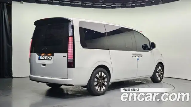 Hyundai Staria 2023 — ფოტო 10/20