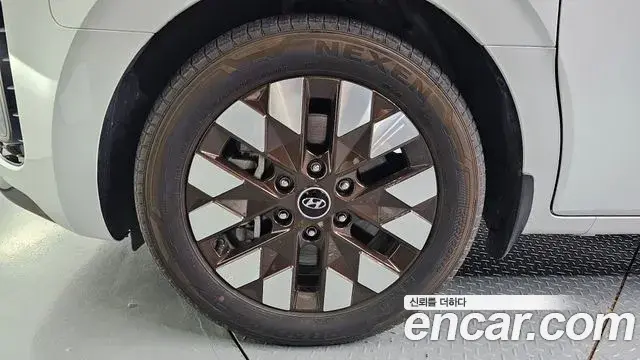 Hyundai Staria 2023 — ფოტო 4/20