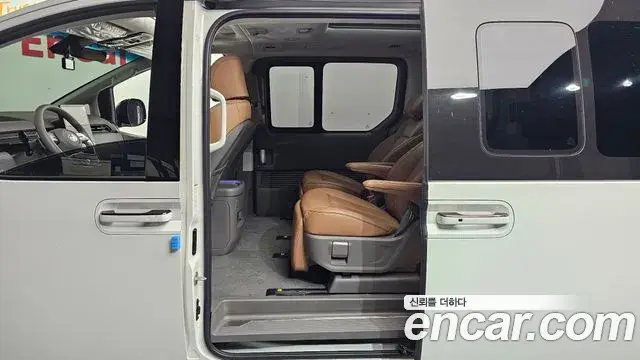 Hyundai Staria 2023 — ფოტო 13/20