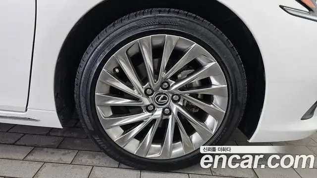 Lexus ES300h 2025 — ფოტო 36/38
