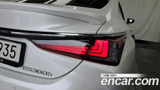 Lexus ES300h 2025 — ფოტო 28/38
