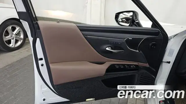 Lexus ES300h 2025 — ფოტო 35/38