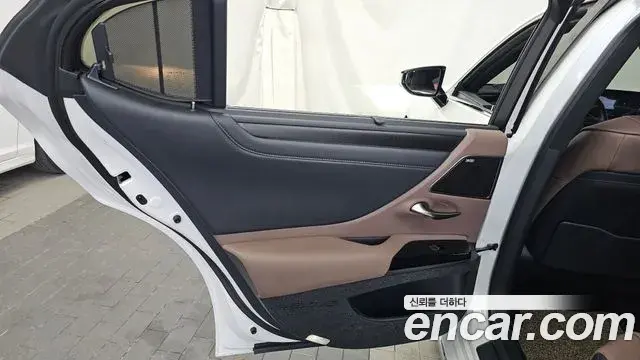Lexus ES300h 2025 — ფოტო 6/38