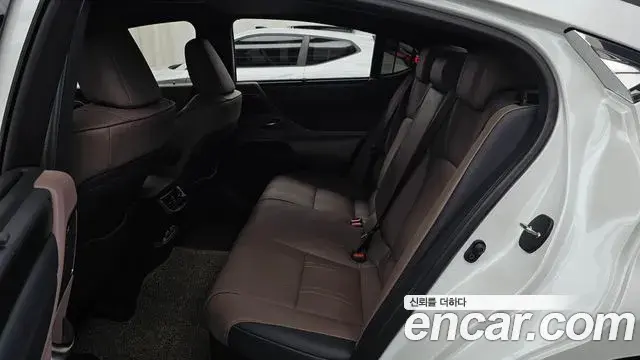 Lexus ES300h 2025 — ფოტო 16/38